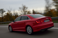 「1.8TFSIクワトロ Sライン」は、最高出力180psの1.8リッターターボエンジンとフルタイム4WDシステムの組み合わせにより、0-100km/h加速6.8秒、最高速235km/hという動力性能を発揮する。