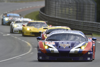 GTマシンの戦いは、今年も2つのクラスで展開された。写真手前は、LMGTEAmクラスで優勝した、V.シャイタル／A.ベルトリーニ／A.バソフ組のNo.72 フェラーリ458イタリア。
    