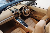 インテリアの様子。センターコンソールの形状は、V10エンジンを搭載するポルシェのスーパースポーツ「カレラGT」のエッセンスを取り入れたもの。