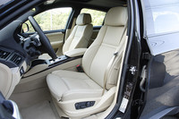 サイズのたっぷりとしたシートは、掛け心地良好。用いられている革は柔らかくて手触りも滑らか。いかにも上質といった印象。