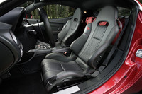 シートにはイタリアの家具メーカー「Poltrona Frau（ポルトローナ・フラウ）」の名が刻印されている。ちなみに同社のオーナーは、フィアットグループのルカ・ディ・モンテゼーモロ会長。