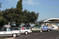 地中海沿いのサービスエリアで。こちらにも「ぐるぐる巻きルーフ積載車」が。