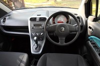 ターコイズインテリアのインパネ。こちらは、ディーラーオプションのスプラッシュ専用AM/FMラジオ付きMD/CDプレーヤー（価格は6万480円）装着車。
    
    