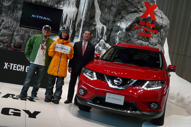 新型「日産エクストレイル」と片桐隆夫 日産自動車副社長（右）、発表会のスペシャルゲストとして登場したプロスノーボーダーの角野友基選手（中央）、司会を務めたDJのピストン西沢さん（左）。
