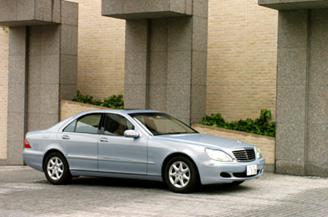 【スペック】全長×全幅×全高＝5045×1855×1445mm/ホイールベース＝2965mm/車重1860kg/駆動方式＝FR/5リッターV8 SOHC24バルブ（306ps/5600rpm、46.9kgm/2700-4250rpm）/価格＝1176万円（テスト車＝同じ）
