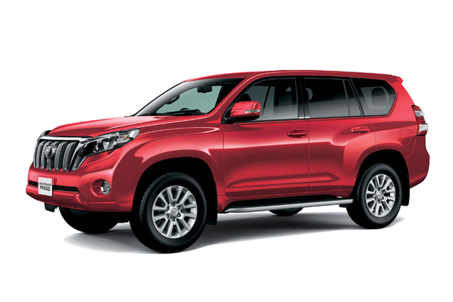 新型ディーゼルエンジンを搭載した「トヨタ・ランドクルーザープラドTZ-G」（オプション装着車）。ボディーカラーは新色のレッドマイカメタリック。