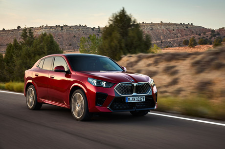 「BMW X2」がフルモデルチェンジ。ハッチバック車を上げ底したような先代モデルからスタイリングが一変した...