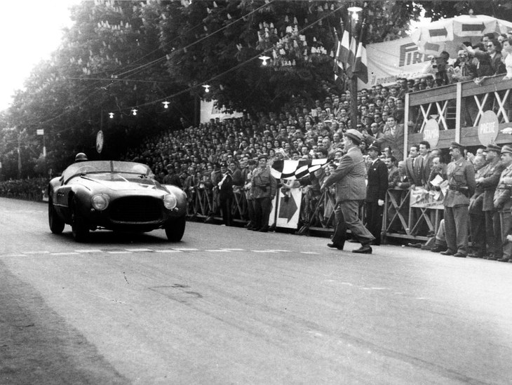 ミッレミリアはかつてイタリアで行われていた公道レースであり、走行距離が1000マイル（mille miglia）であることからその名で呼ばれていた。写真は1953年のレースにてチェッカーを受ける「フェラーリ340MMスパイダー」。