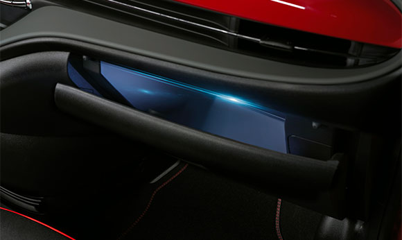「フィアット500e」のウェブカタログから。一部車種に設定された「サニタイジンググローブボックス」。実際の除菌灯は、ふたを閉めたあとでないと点灯しない。