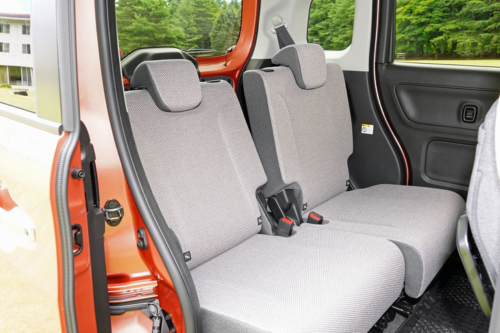 スズキ・ワゴンRスマイル ハイブリッドX（リアシート）