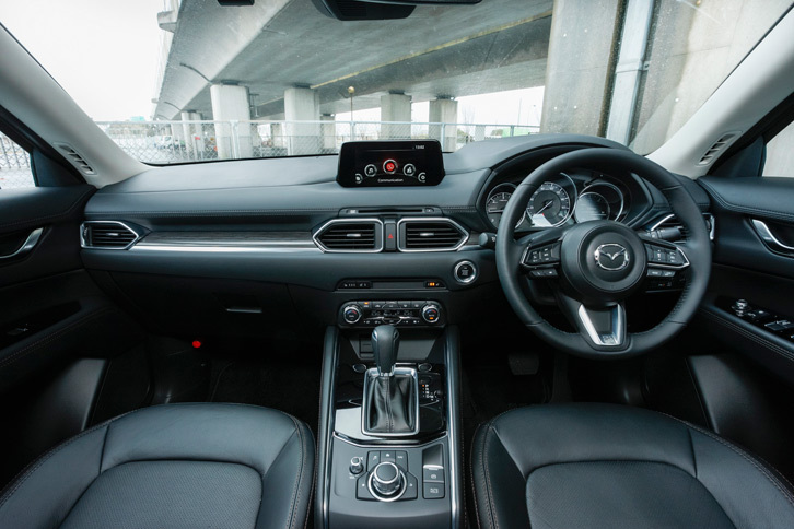 シンプルで洗練された印象のインテリア。新型は先代に比べ、さらに上質感を高めている。