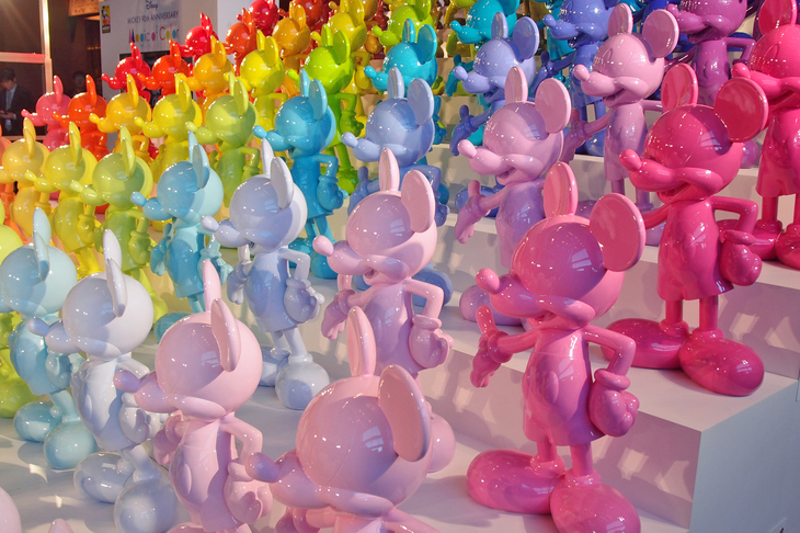 イベントで展示される90体のミッキーマウス立像は、形はどれも同じだが、カラーはひとつずつ異なっている（全90色）。