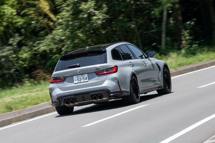 0-100km/h加速のタイムは「セダン」に0.1秒譲る3.6秒。最高速は250km/hに制限されているが、オプションで280km/hに引き上げることも可能。