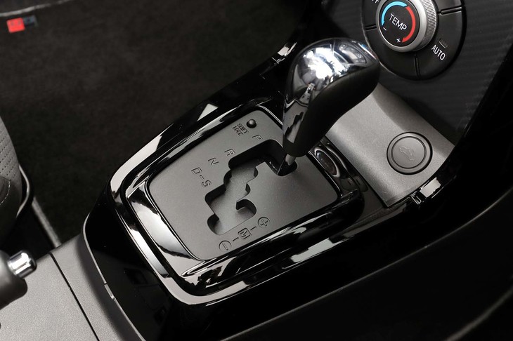 トランスミッションは5段MT、または7段の疑似マニュアル変速モードを備えたCVT（写真）。車両本体価格はLSD標準装備の5段MT車のほうが5万5000円高い。