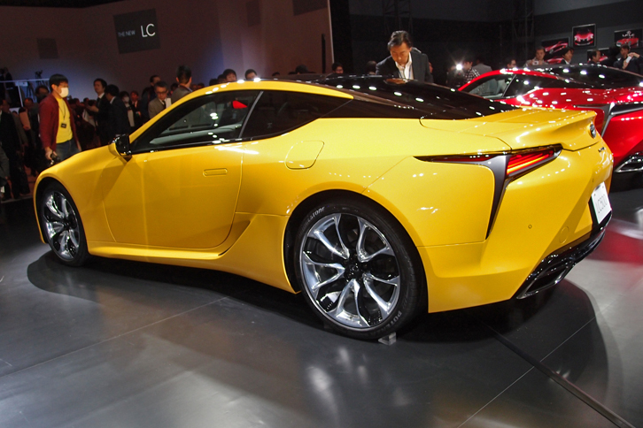 Cピラー部には、ルーフが浮いているように見えるデザイン処理が施されている。