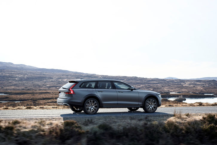 ボルボV90クロスカントリー