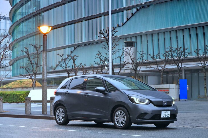 今回試したディスプレイオーディオは、多機能・高性能を誇るカロッツェリアのフラッグシップ「DMH-SF700」。テスト車両はホンダのコンパクトカー「フィット」だ。