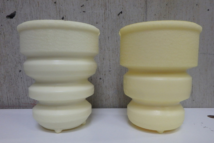 「マツダ3」のバンプストッパー。右が従来モデルに使用されていた溝が2つのタイプ、左がマイナーチェンジ後の最新モデル用で溝が3つのタイプとなる。今回のマイナーチェンジでは初期の当たりのキツさ含め乗り味を改善すべく、全グレードのサスペンションに手が入れられた。