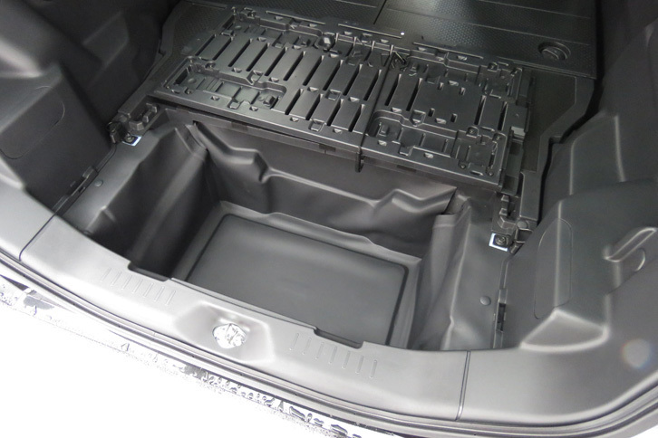 荷室後方のラゲッジアンダートランク。