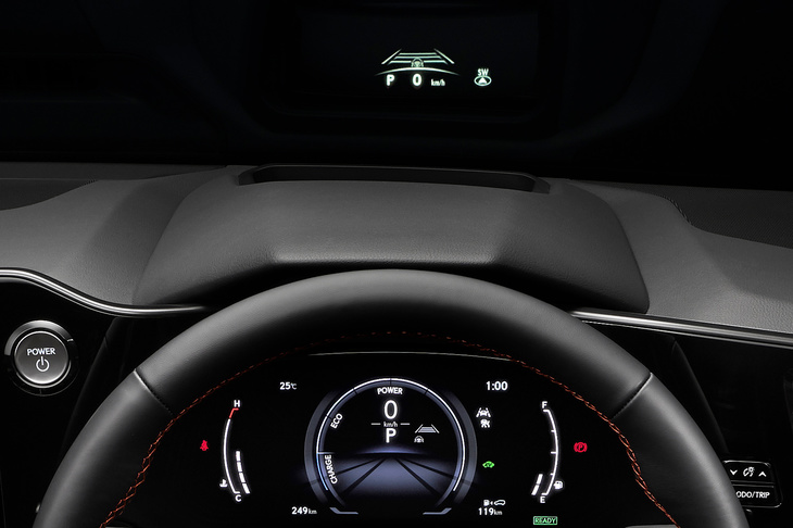 装備面でのベースグレードと「バージョンL」「Fスポーツ」の差はかなり大きく、ベースグレードではヘッドアップディスプレイもオプション扱いとなる。