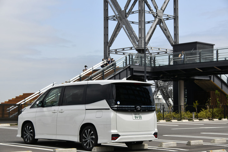 安全性や利便性、動的質感など、さまざまな面で大幅な進化を遂げた4代目「ヴォクシー」。新世代の国産箱型ミニバンにおける、ひとつのベンチマークとなるに違いない。