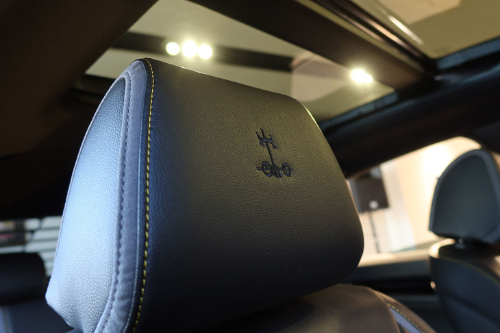 ミツオカM55ファーストエディションe：HEV EX（フロントシートのヘッドレスト）