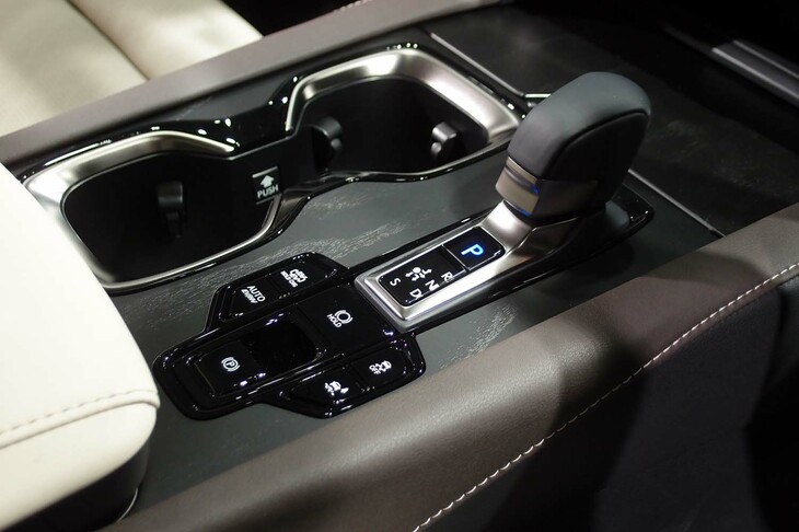 レクサスRX450h＋“バージョンL”（シフトレバー周辺部）