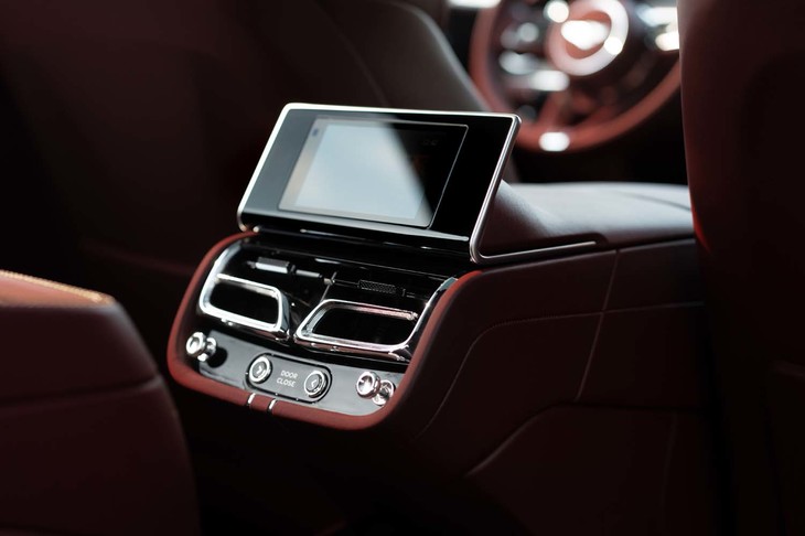 後席用のエアコン吹き出し口の下には、リアドアの電動クローズボタンもレイアウトされている。