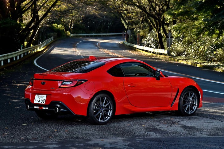 【スバルBRZ Sのスペック】
	ボディーサイズ：全長×全幅×全高＝4265×1775×1310mm／ホイールベース：2575mm／車重：1270kg／駆動方式：FR／エンジン：2.4リッター水平対向4 DOHC 16バルブ／トランスミッション：6段MT／最高出力：235PS（173kW）/7000rpm／最大トルク：250N・m（25.5kgf・m）/3700rpm／タイヤ：（前）215/40R18 85Y／（後）215/40R18 85Y（ミシュラン・パイロットスポーツ4）／燃費：11.9km/リッター（WLTCモード）／価格：332万2000円
	
	【取材時の燃費データ】
	テスト距離：211.4km（市街地1：高速道路7：山岳路2）／使用燃料：21.1リッター（ハイオクガソリン）／参考燃費：10.0km/リッター（満タン法）／10.7km/リッター（車載燃費計計測値）