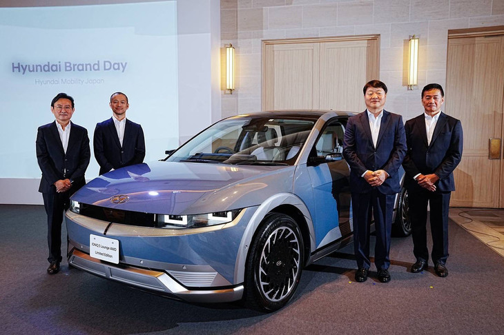 台数限定モデル「ヒョンデ・アイオニック5ラウンジAWDリミテッドエディション」と、「Hyundai Brand Day」の参列者。写真左からヒョンデ モビリティ ジャパンの代表取締役社長チョ・ウォンサン氏、同セールスダイレクター松本知之氏、韓国ヒョンデ モーター カンパニーの国内事業本部長／副社長ユ・ウォンハ氏、ヒョンデ モビリティ ジャパンのマネージングディレクター加藤成昭氏。