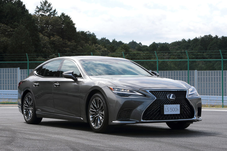 レクサスのフラッグシップセダンとして1989年に登場した「LS」。現行モデルは2017年に登場した5代目にあたり、過去の4世代とは異なるスポーティーなキャラクターで注目を集めた。