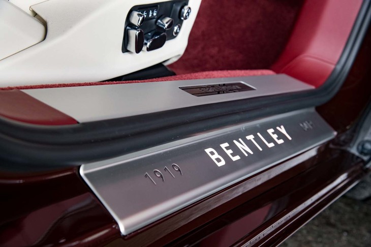 サイドシルにも創立100周年を示すプレートが貼られている。