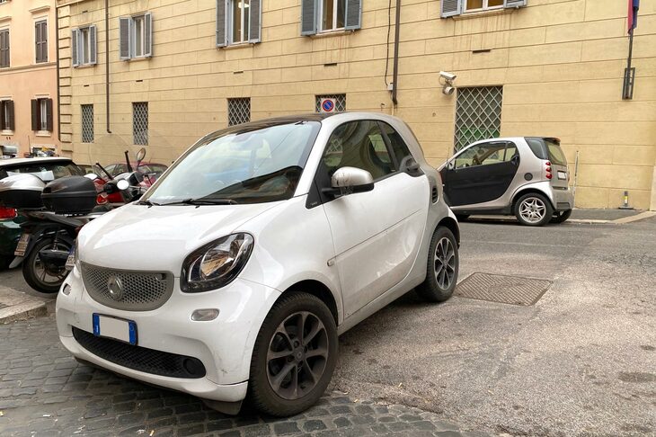 遠近効果もあるが、今となっては初代の小柄さが際立つ。