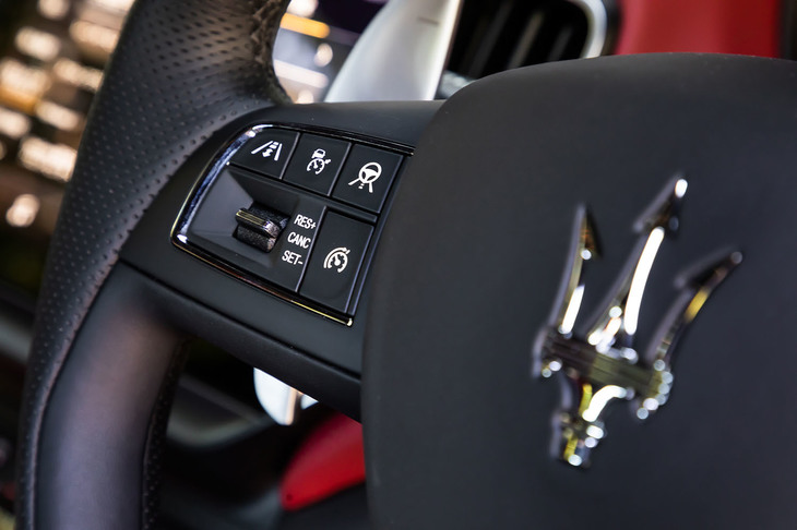 ステアリングホイールの左スポーク部分に備わる「ハイウェイアシストシステム」の操作スイッチ。「ストップ＆ゴー機能付きアダプティブクルーズコントロール」と「レーンキーピングアシスト」を融合させたシステムで、高速道路での走行をサポートする。