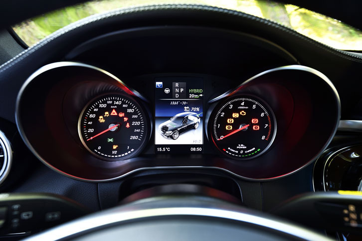 走行モードは4種類から選択可能。メーターの中央にはエネルギーフローやEV走行可能距離などが表示できる。