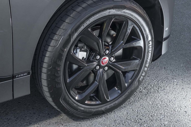 グロスブラックに塗られた20インチホイール。試乗車にはグッドイヤーの「イーグルF1」タイヤが装着されていた。