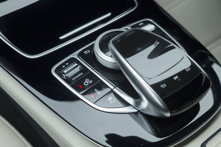 センターコンソールには、走行モードのセレクターやサスペンションの調節スイッチなどが並ぶ。