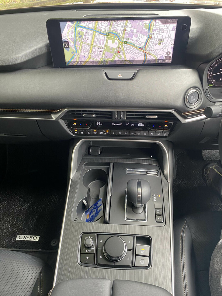 「CX-80」のセンターコンソール。シフトセレクターは「エレキシフト」と呼ばれるマツダ独自のもので、上部右側がパーキング位置となる。こうした独自性やこだわりもカーマニア的にはうれしい。