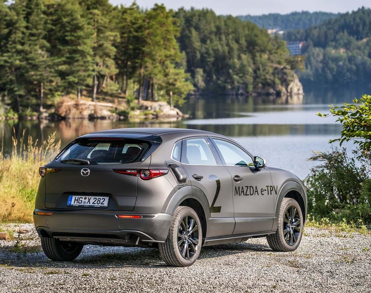 「クルマのライフサイクル全体でEVのCO2排出量を算出してみると、バッテリー容量は小さければ小さいほどエコロジーになる」というのがマツダの考え。今後、さまざまな容量のバッテリーを用意することで“マルチな電動化”を可能にするという。