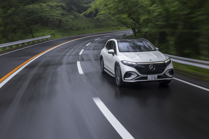 【メルセデス・ベンツEQS450 4MATIC SUVのスペック】
	ボディーサイズ：全長×全幅×全高＝5135×2035×1725mm／ホイールベース：3210mm／車重：2900kg／駆動方式：4WD／フロントモーター：永久磁石同期モーター／リアモーター：永久磁石同期モーター／フロントモーター最高出力：--PS（--kW）／フロントモーター最大トルク：--N・m（--kgf・m）／リアモーター最高出力：--PS（--kW）／リアモーター最大トルク：--N・m（--kgf・m）／システム最高出力：360PS（265kW）／システム最大トルク：800N･m（81.6kgf･m）／タイヤ：（前）275/45R21 110H XL／（後）275/45R21 110H XL（グッドイヤー・イーグルF1アシメトリック5）／交流電力量消費率：221Wh/km（WLTCモード）／一充電走行距離：593km（WLTCモード）／価格：1542万円
	
	【取材時の燃費データ】
	テスト距離：256.2km（市街地1：高速道路7：山岳路2）／消費電力量：--kWh／参考電力消費率：4.3km/kWh