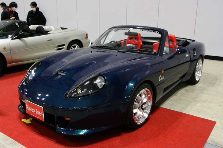 「選ばれし10台」より、1998年「マツダスピード・ロードスター Cスペック」。NAロードスターをベースに由良拓也氏がデザインしたボディーをまとい、2リッターエンジンを積んだモデル。解説プレートによれば、限定30台の予定だったが、正式販売されたのはわずか3台だったとか。