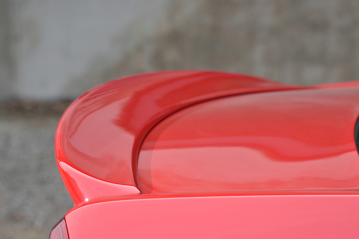 トランクリッド後端には、リップスポイラーが装着される。