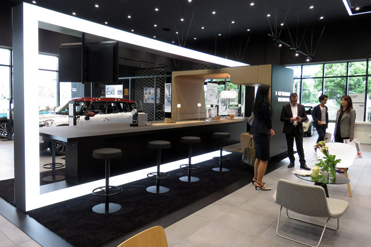 展示エリアの中央に設けられたこちらのスペースは、「MINIハブ」と名付けられたカウンター・バー。「ハブ」という呼び名が、英国生まれのMINIらしい。