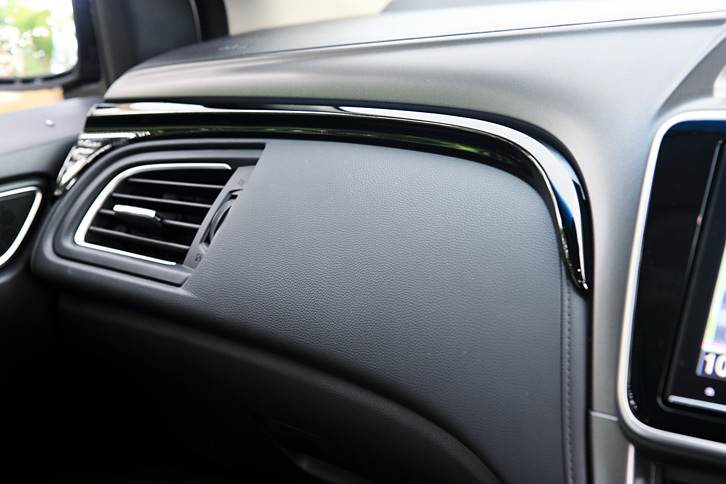 ダッシュボードとドアコンソールを飾るインテリアパネルは、「パールブラック」「パールホワイト」、そして「木目調」の3種類からデザインを選ぶことができる。