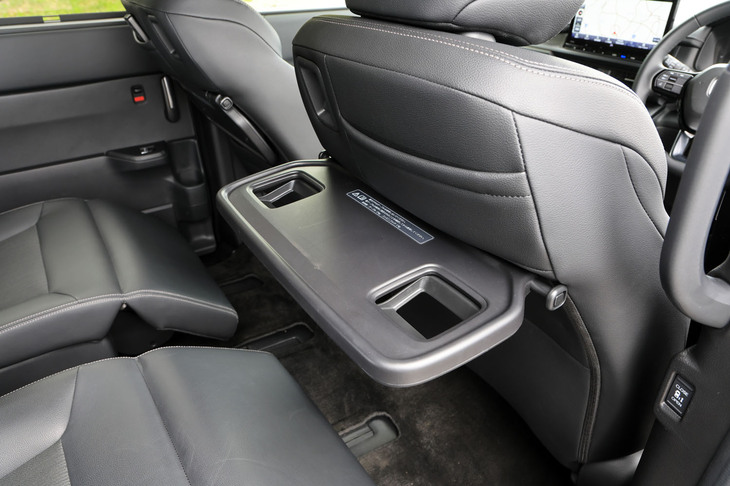 ホンダ・ステップワゴンe：HEVスパーダ（シートバックテーブル）