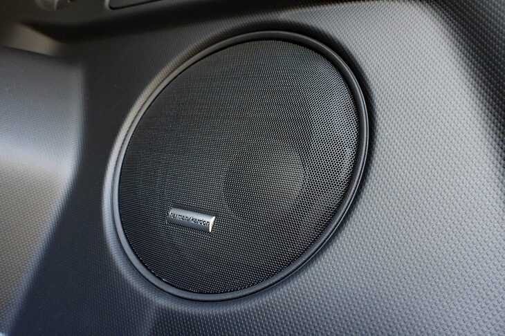 先代では、メーカーオプション無しで単一の仕様しか選べなかったオーディオだが、新型ではHarman Kardonのサウンドシステムも用意されている。（写真：webCG）
