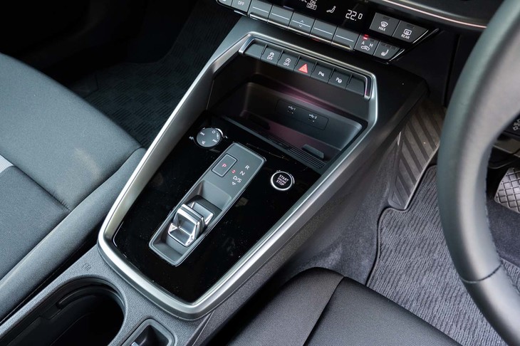 シフトセレクターにはバイワイヤ式のコンパクトなレバーを採用。この角度からだとセンターコンソールが右に向けられていることがよく分かる。