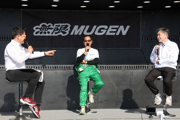 メインステージでは、現地での参加者だけが聞けたであろう“マル秘エピソード”を含むさまざまなトークショーが開かれた。写真は、モデューロの開発アドバイザーを務める土屋圭市さんとホンダアクセスのエンジニアである湯沢峰司さんによる「Modulo開発トークショー」の模様。土屋さんからは、モデューロのパーツ開発の裏話が本音ベースで語られた。