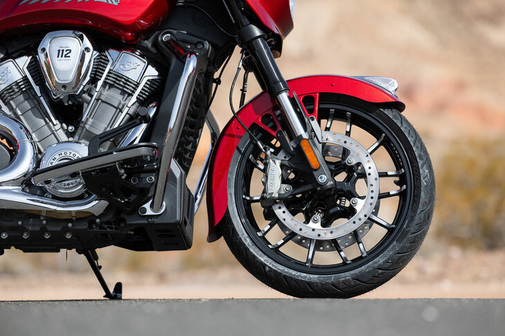 高い動力性能と重い車重に対応するため、フロントブレーキにはφ320mmのデュアルディスクを採用。タイヤサイズは前：130/60B19、後ろ：180/60R16で、メッツラーのクルーザー用タイヤが装着される。