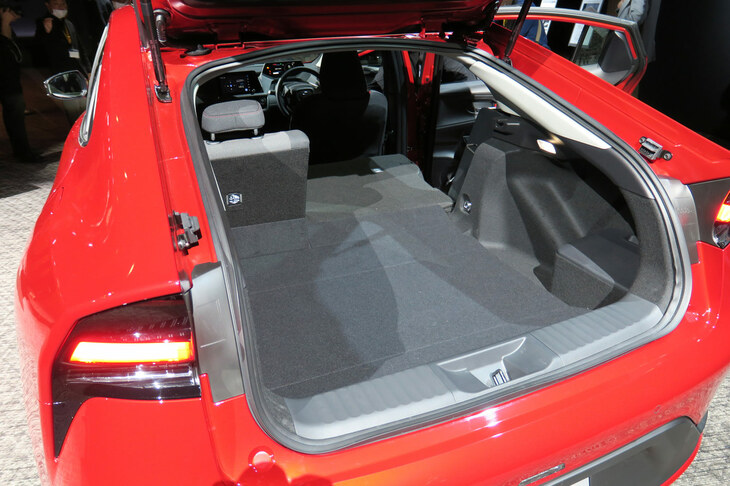 トヨタ・プリウス2.0L HEVプロトタイプ（ラゲッジスペース）